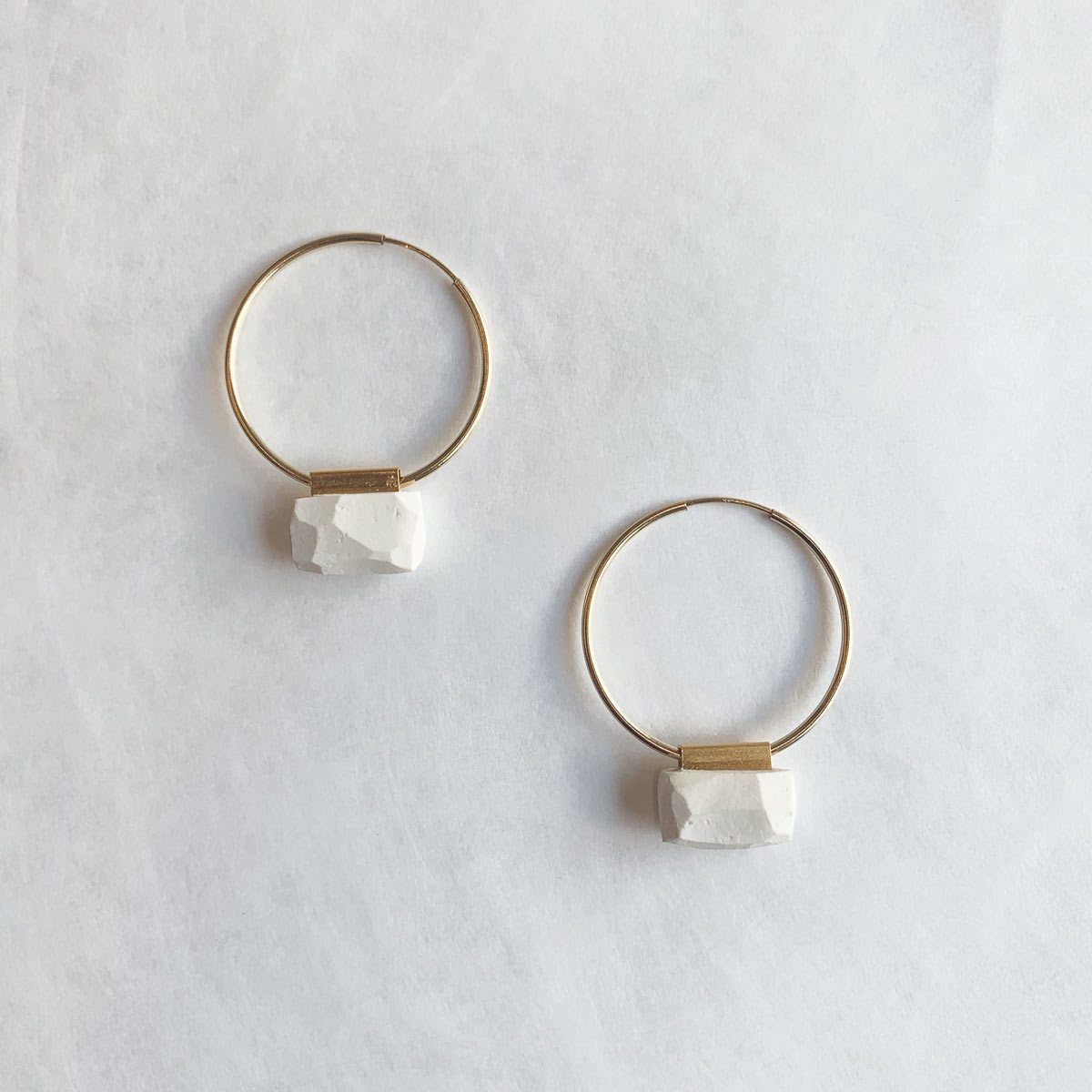 עגילי ג'יפסי עם פנדנט לבן - studio oh design