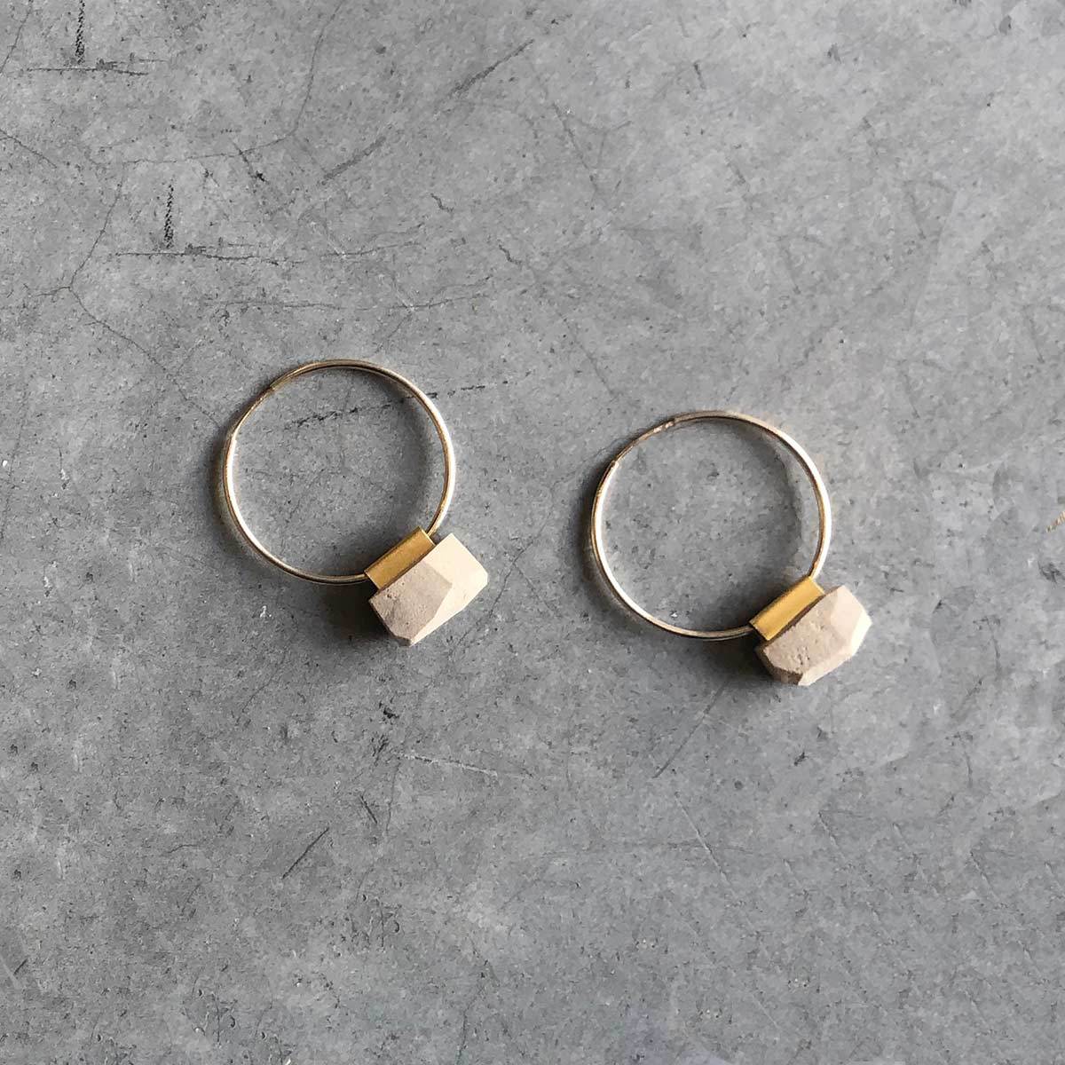 עגילי ג'יפסי עם פנדנט בצבע חול - studio oh design