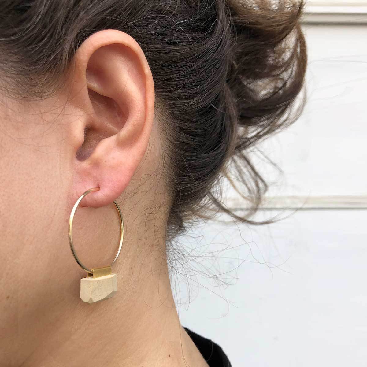 עגילי ג'יפסי עם פנדנט בצבע חול - studio oh design