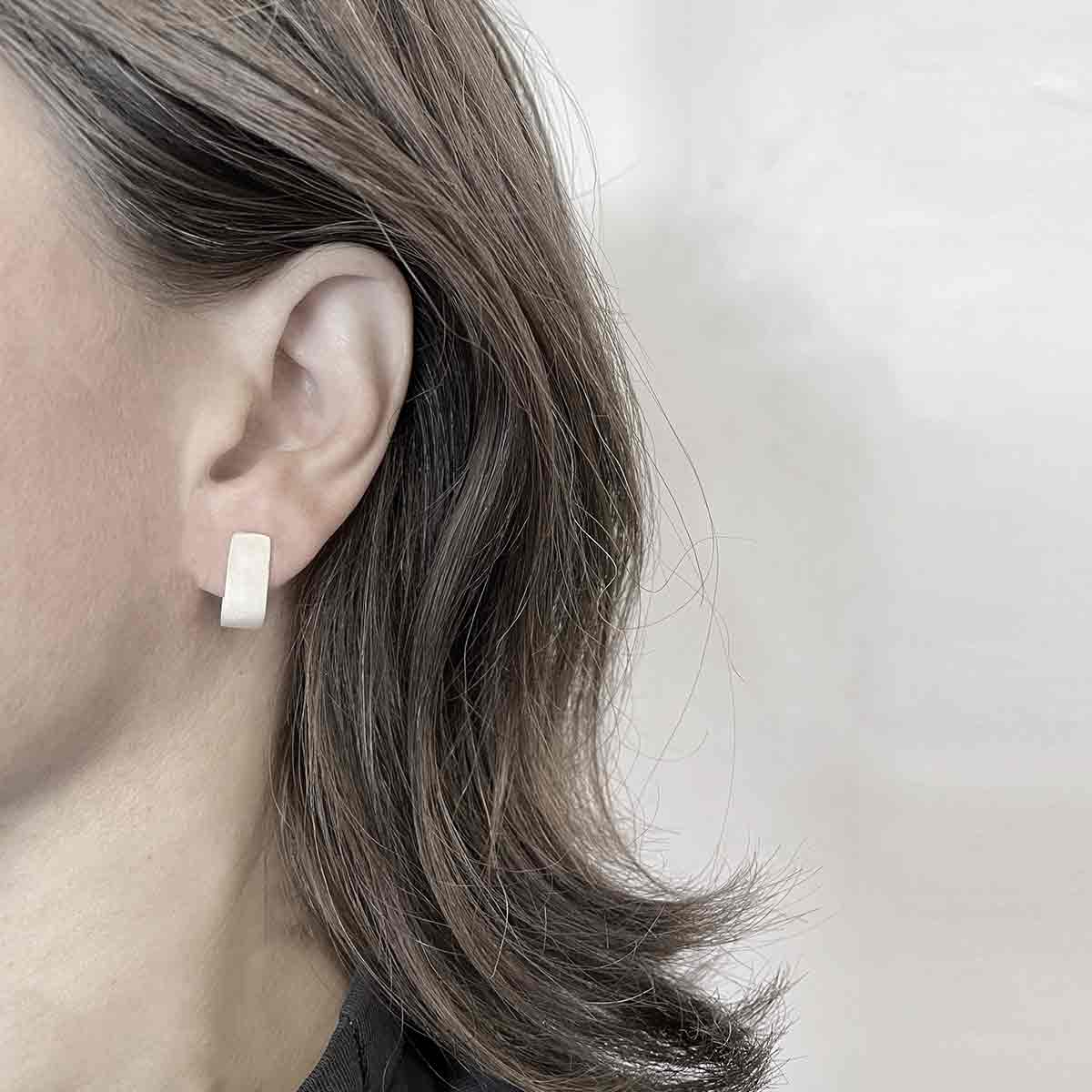 Medium wide J earrings /  רחבים J עגילי - studio oh design