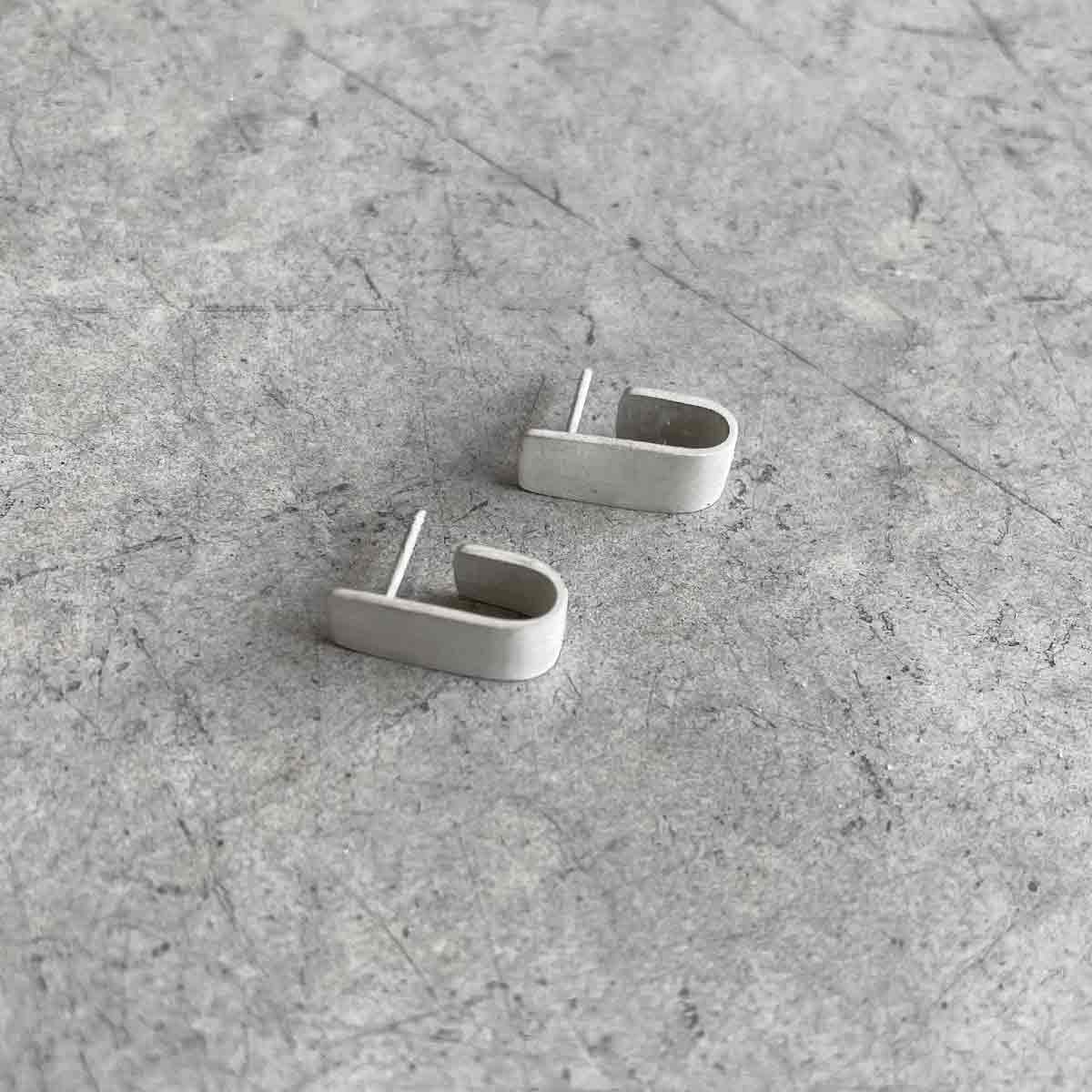 Medium wide J earrings /  רחבים J עגילי - studio oh design