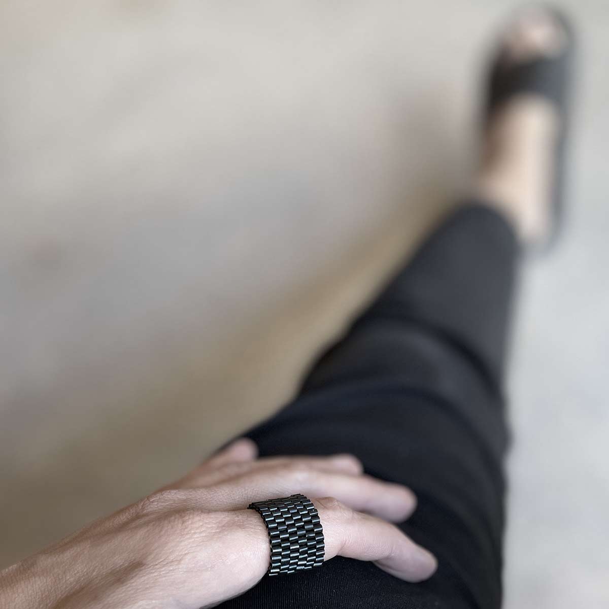 black plastic beads ring / טבעת חרוזי פלסטיק סרוגה שחורה - studio oh design