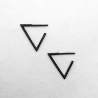 עגילי משולש תלוי מושחר - studio oh design