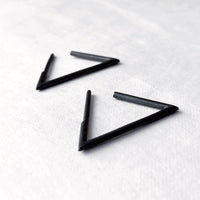 עגילי משולש תלוי מושחר - studio oh design