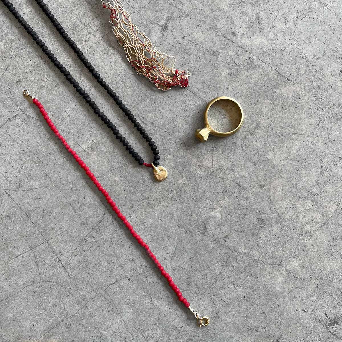 Crystal necklace with amorphous pendant / שרשרת קריסטלים עם תליון אמורפי - studio oh design