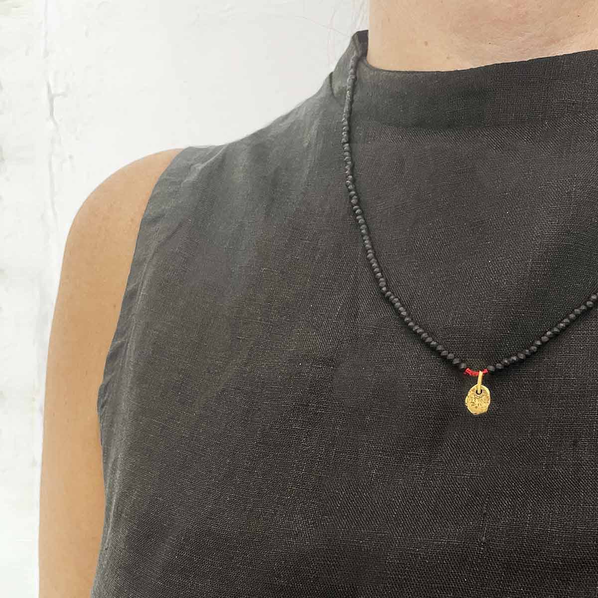 Crystal necklace with amorphous pendant / שרשרת קריסטלים עם תליון אמורפי - studio oh design