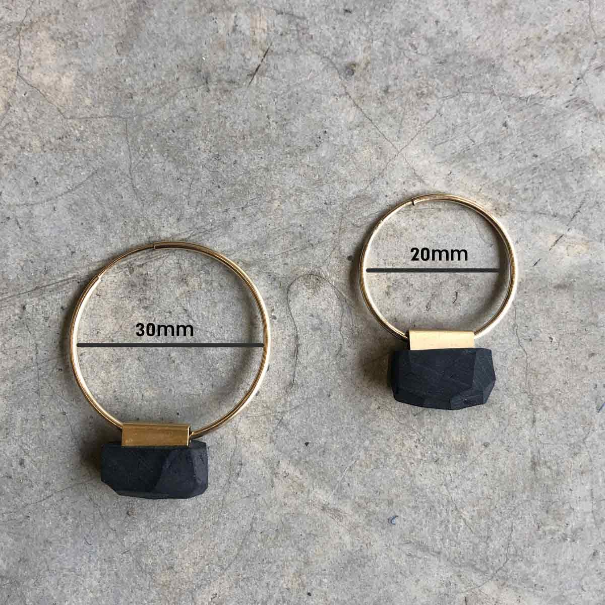 עגילי ג'יפסי עם פנדנט לבן - studio oh design