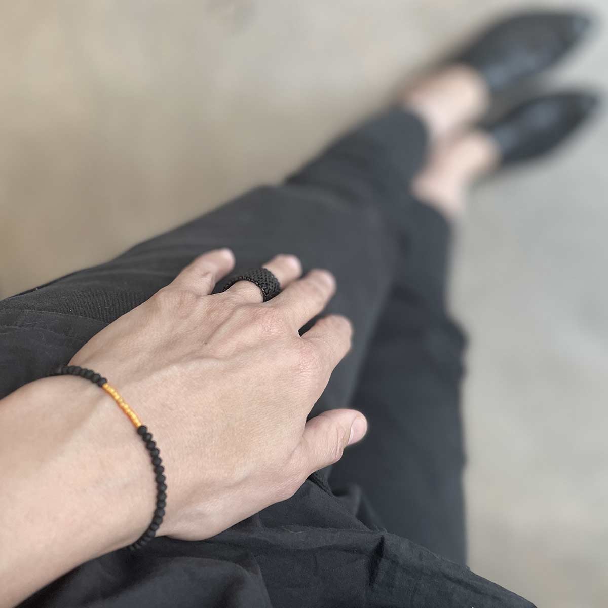 black crystal bracelet - צמיד קריסטלים שחור עם חרוזי זהב - studio oh design