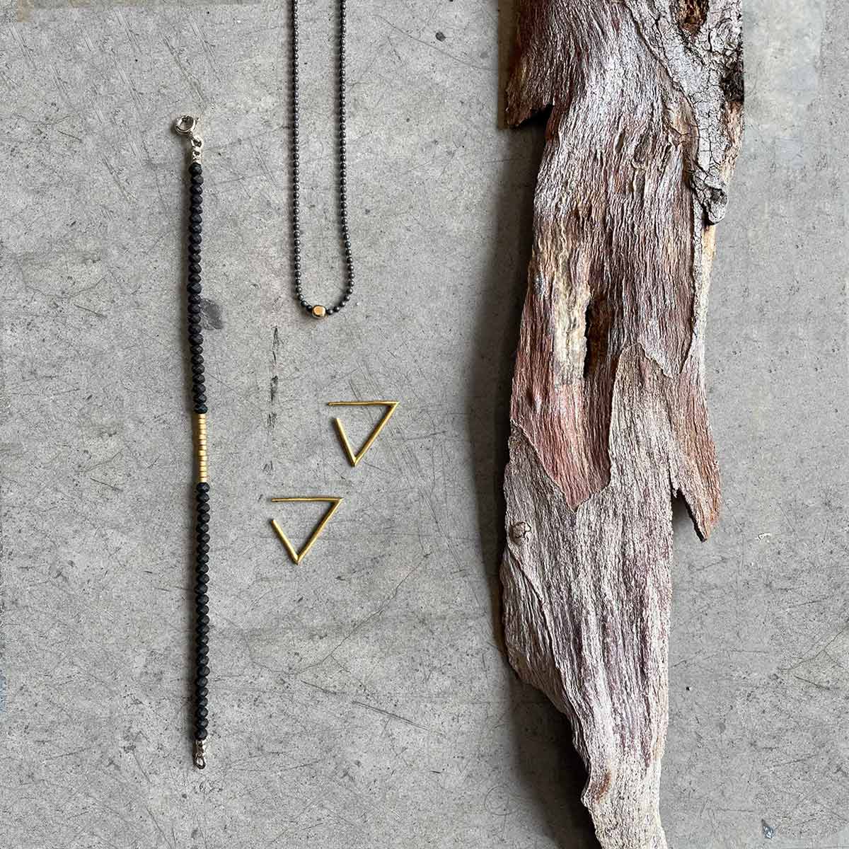 black crystal bracelet - צמיד קריסטלים שחור עם חרוזי זהב - studio oh design