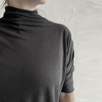 OS black poly top  / OS  חולצת פולי קצרה שחורה - studio oh design