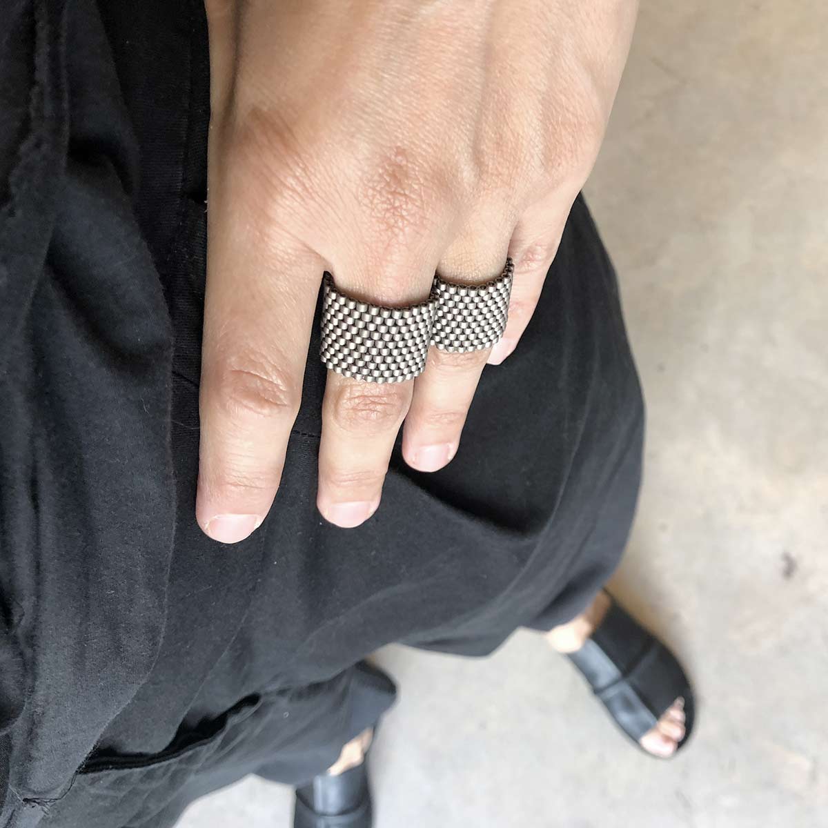 Silver beads ring / טבעת חרוזים סרוגה כסופה - studio oh design