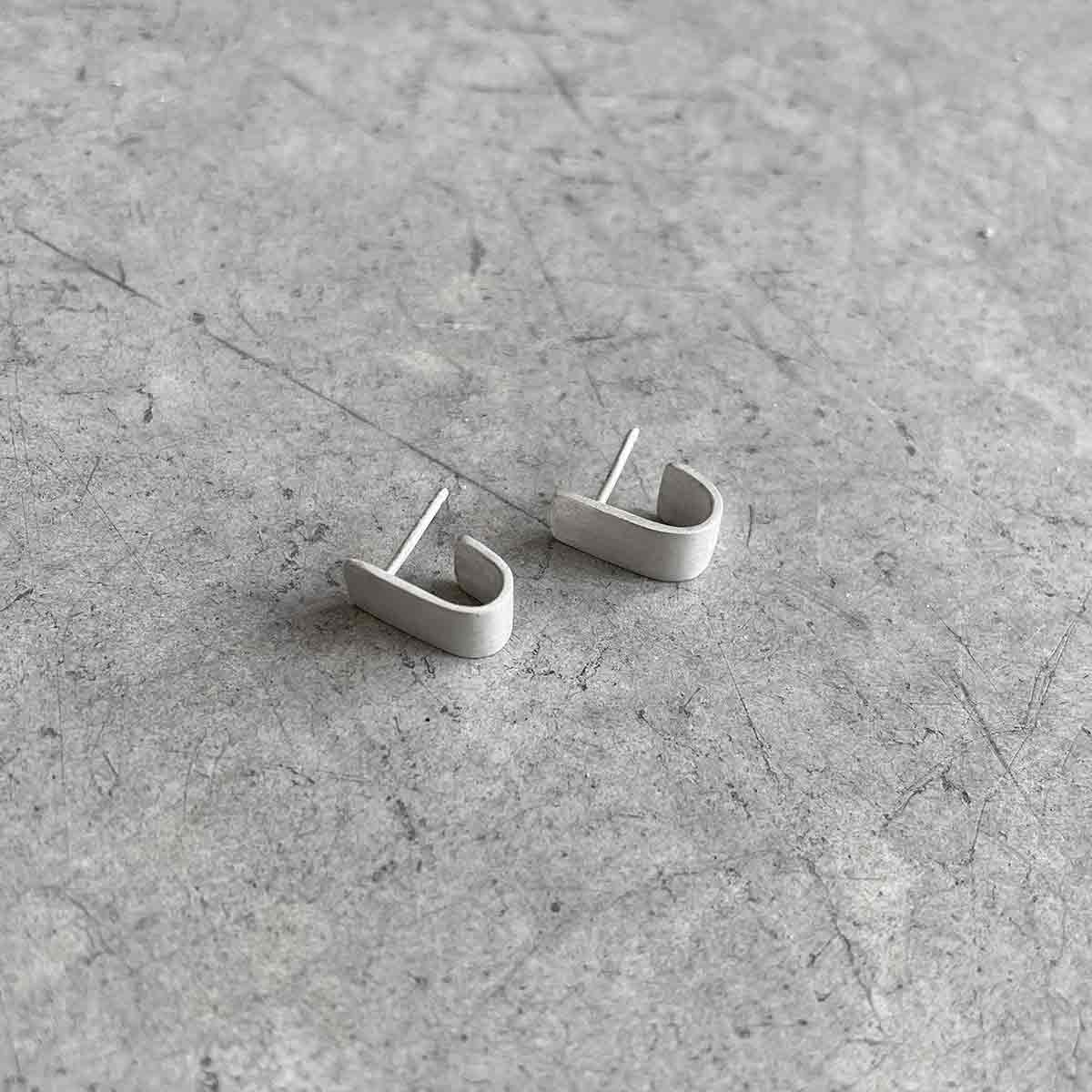 small wide J earrings /  רחבים קטנים J עגילי - studio oh design