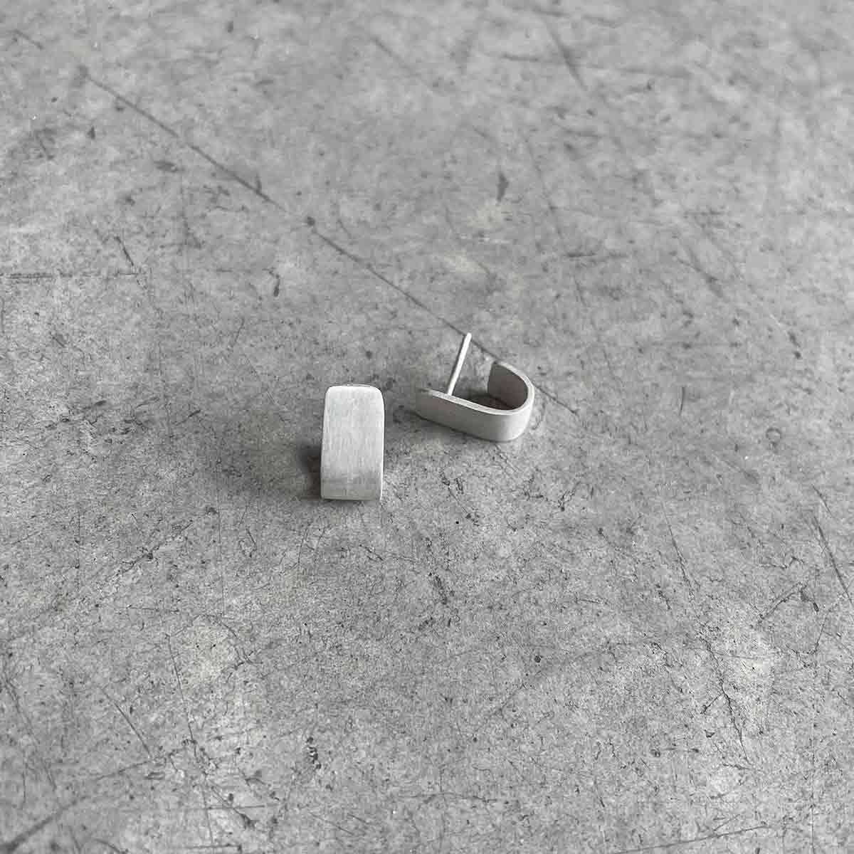 small wide J earrings /  רחבים קטנים J עגילי - studio oh design