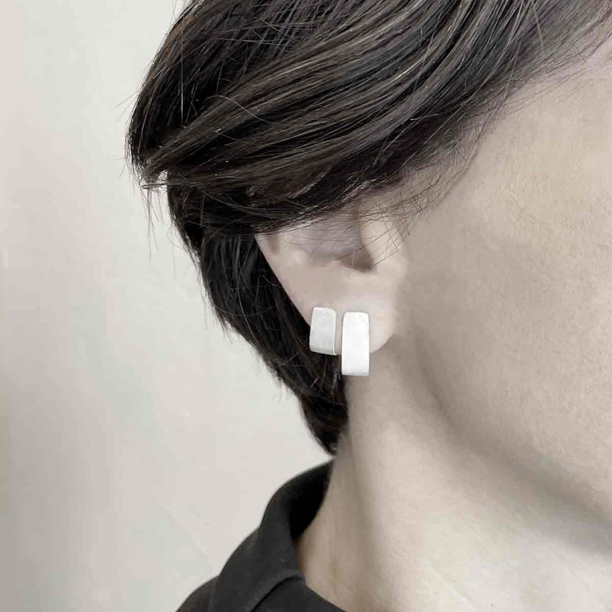 small wide J earrings /  רחבים קטנים J עגילי - studio oh design