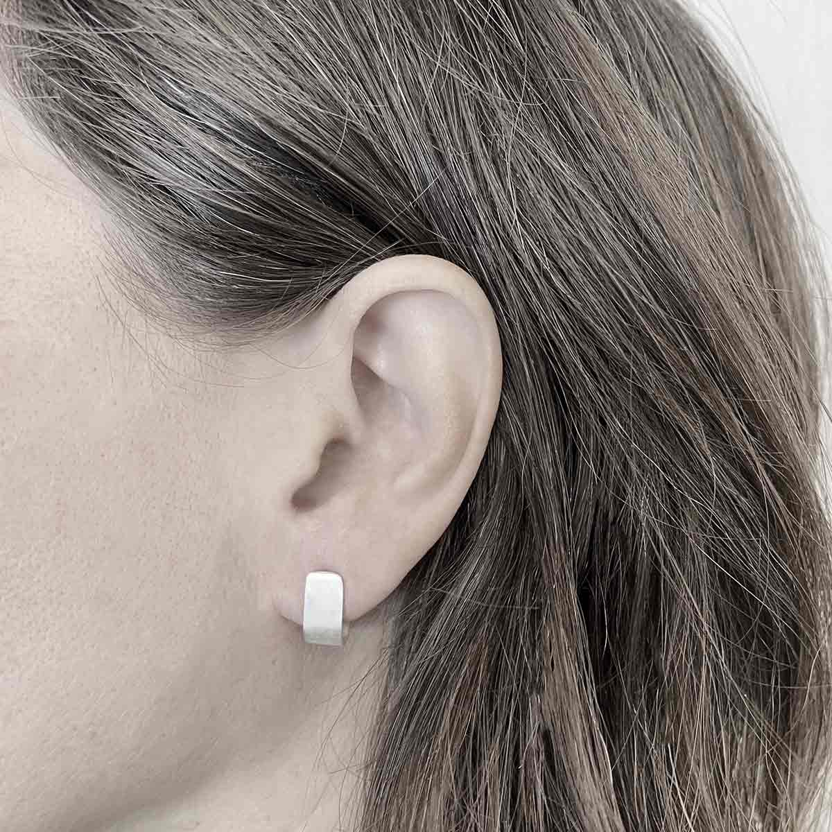 small wide J earrings /  רחבים קטנים J עגילי - studio oh design