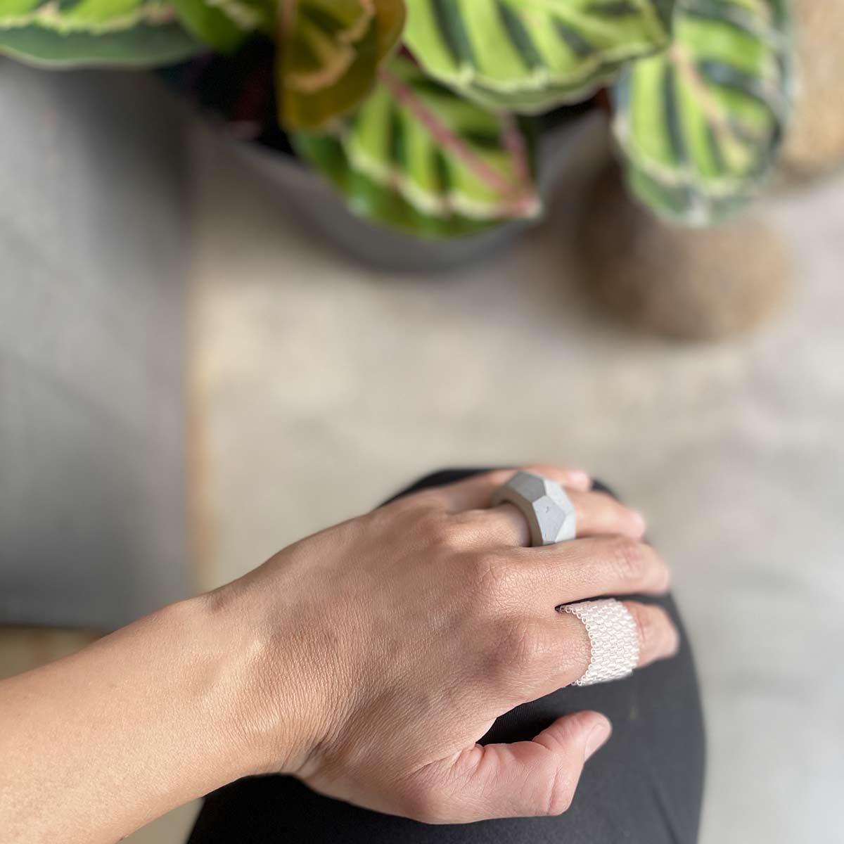 white plastic beads ring / טבעת חרוזי פלסטיק סרוגה שקופה - studio oh design